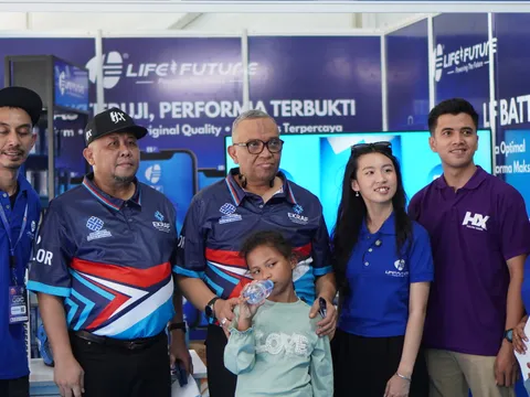 Tim Life Future dan tamu di booth LF