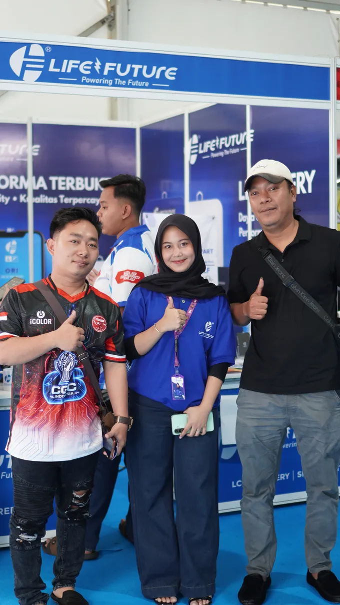 Pengunjung di booth Life Future