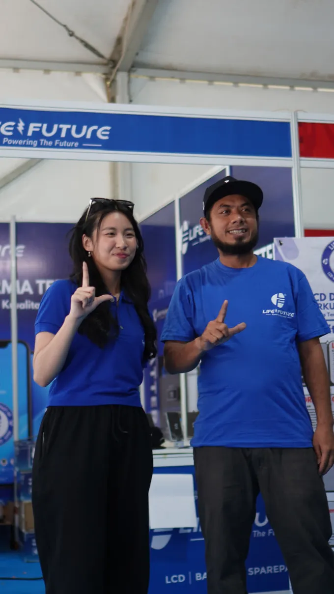 Tim Life Future menyapa pengunjung booth